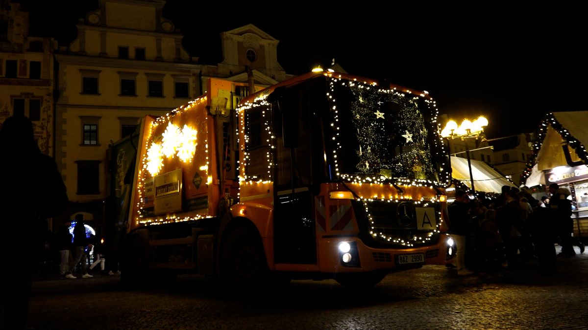 Vánoční popelářské auto jezdí centrem Prahy i letos
